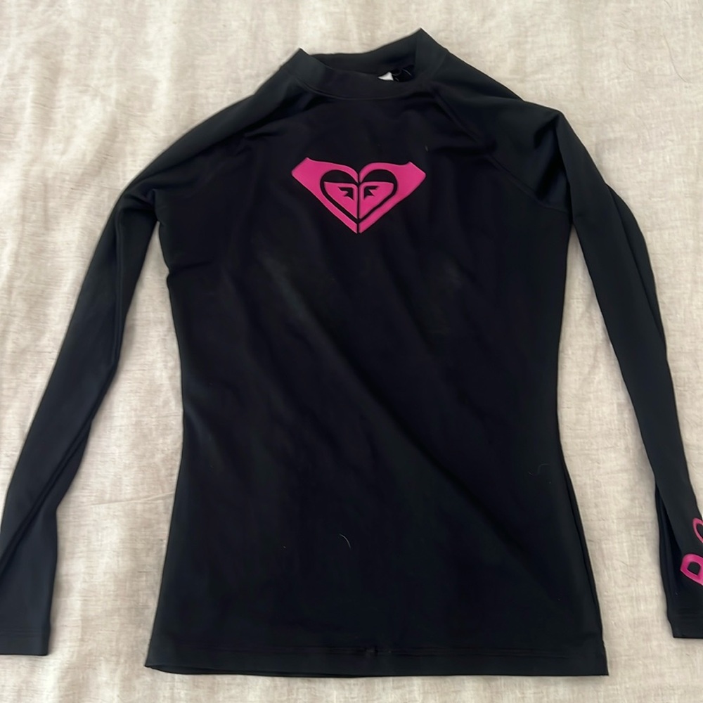 Roxy rashguard in black - size 4